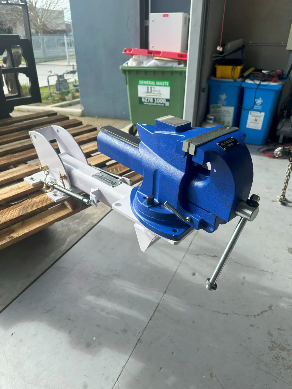 RedDirt drop down vice holder with bench vice mounted ute tray trailer vice mounting setup Australia